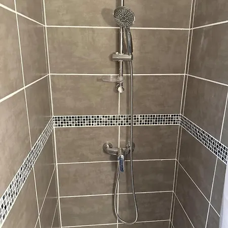 9 - Hyper Center - 1 To 6 People *